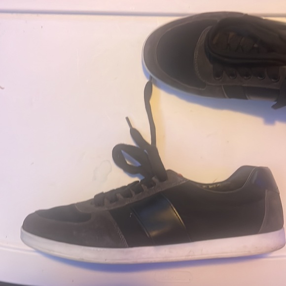 Prada - Picture 2 of 2